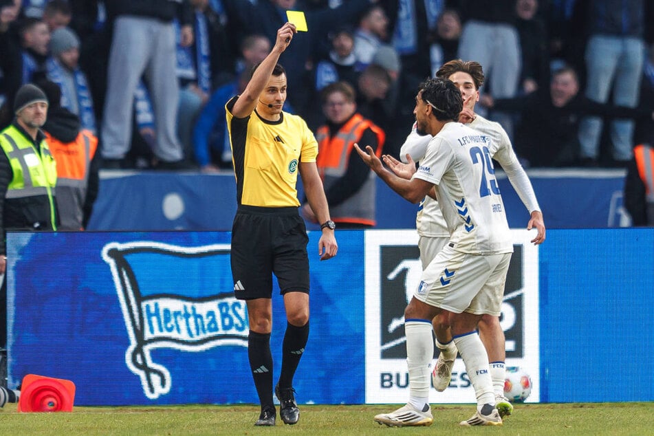 Schiedsrichter Konrad Oldhafer zeigt Rayan Ghrieb die Gelbe Karte, weil der Torschütze zu ausgelassen gejubelt hat.