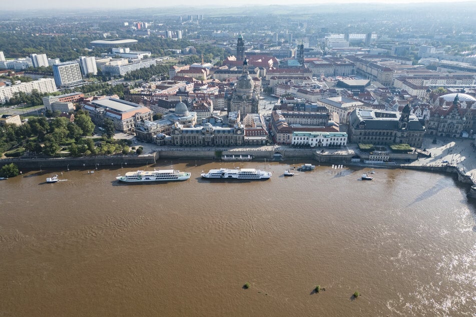 Die Elbe führt mehr Wasser als gewohnt, der Pegelstand ist allerdings noch nicht bedenklich.