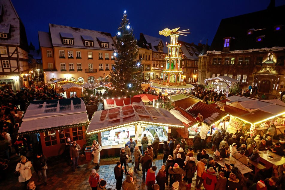 Der Weihnachtsmarkt in Quedlinburg beeindruckt nicht nur mit einer historischen Kulisse, sondern besticht auch mit seinem Angebot. (Archivbild)