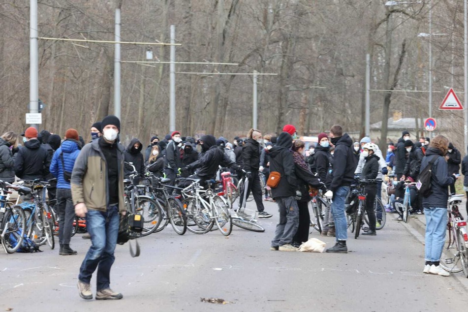 Zahlreiche Gegendemonstranten mit Fahrrädern hatten sich auf der Waldstraße positioniert.