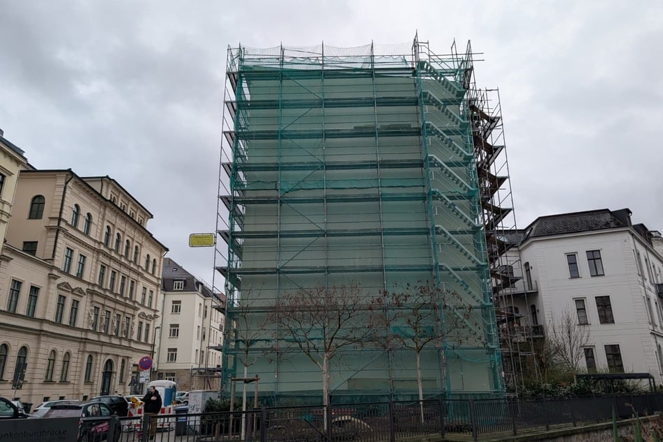 Die Fassade des Gebäudes muss saniert werden.