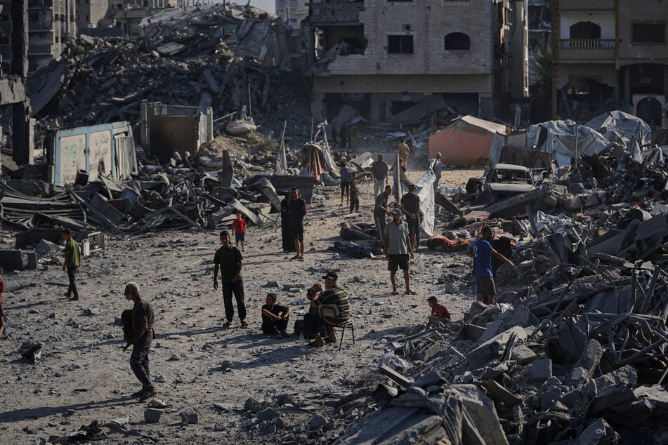 Menschen begutachten die Schäden an der UNRWA-Klinik Sheikh Radwan al-Taba nach einem Bombardement der israelischen Armee.