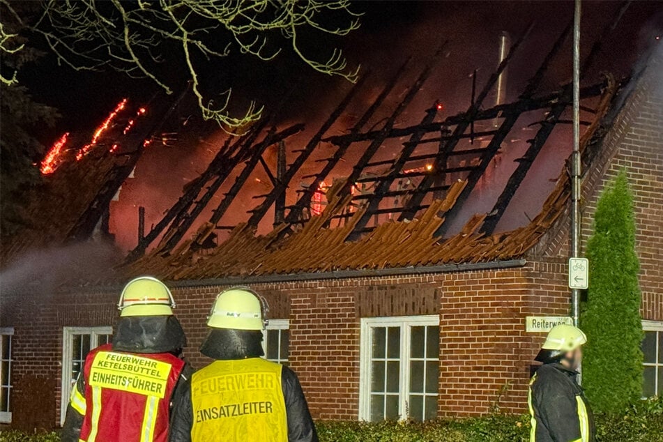 Hofanlage im Norden steht in Flammen: Schaden ist enorm