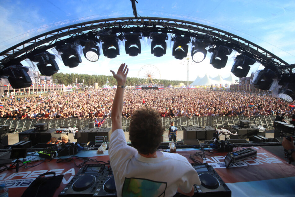 Ein DJ heizt der Menge beim Airbeat One-Festival ein. (Archivbild)