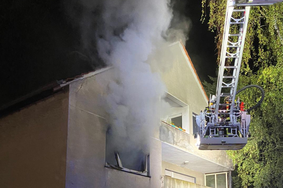 Die Feuerwehr Rösrath löschte den Brand im ersten Stock eines Hauses.