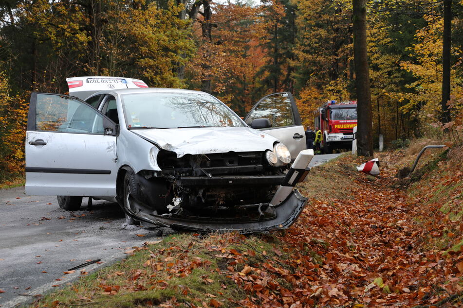 Der VW wurde bei dem Unfall schwer beschädigt. Er wurde abgeschleppt.