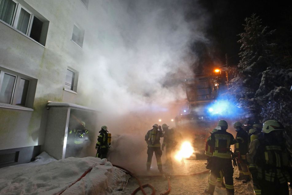 Brand reißt Bewohner eines Mehrfamilenhauses in Callenberg nachts aus dem Schlaf