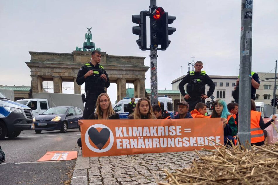 Die Aktivisten machen mit einem Banner auf eine mögliche Ernährungskrise aufmerksam.