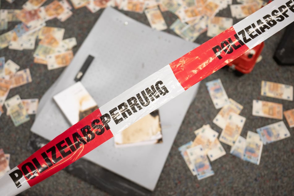 Explosion in den Morgenstunden: Diebe erbeuten Geld nach Sprengung von Automaten