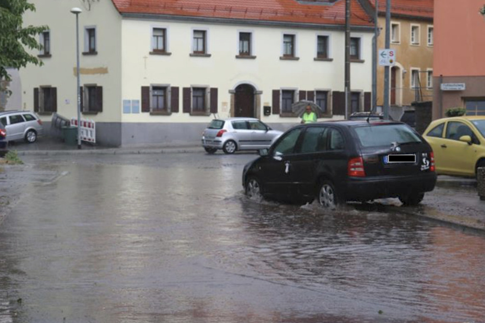 Autofahrer kämpfen sich in Bautzen durch die Wassermassen.