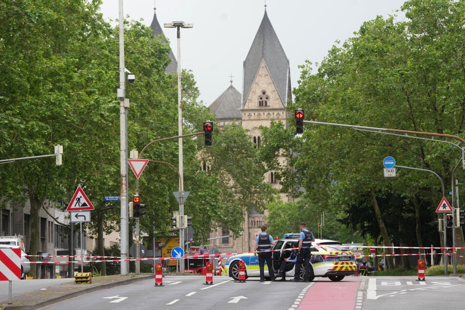 Personen im abgesperrten Bereich sollen ihre Wohnungen nicht verlassen. Außerhalb der Absperrung besteht laut Polizei keine Gefahr.