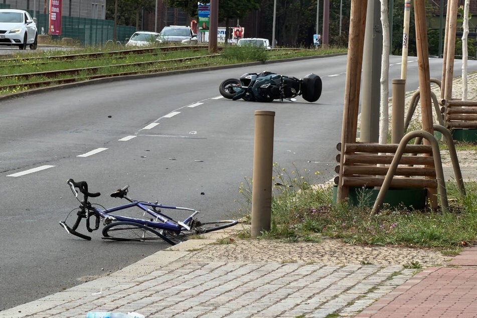 Motorroller und Fahrrad liegen auf der Köpenicker Chaussee mehrere Meter voneinander entfernt - das Rennrad ist vollkommen demoliert.