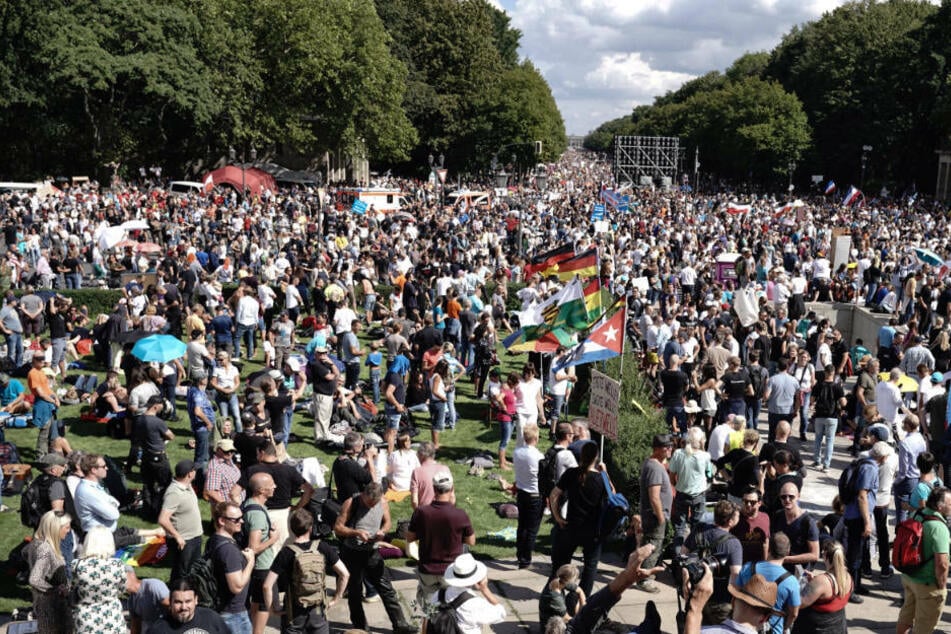 Demonstrierende Menschen in Berlin. Auch am Samstag werden wieder mehrere Demonstrationen in der Hauptstadt abgehalten, die zu Verkehrsbehinderungen in der Innenstadt führen. (Symbolfoto)