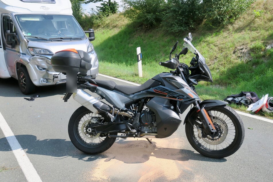 Ein Motorrad krachte auf der S255 bei Aue gegen ein Wohnmobil. Der Biker wurde dabei verletzt.