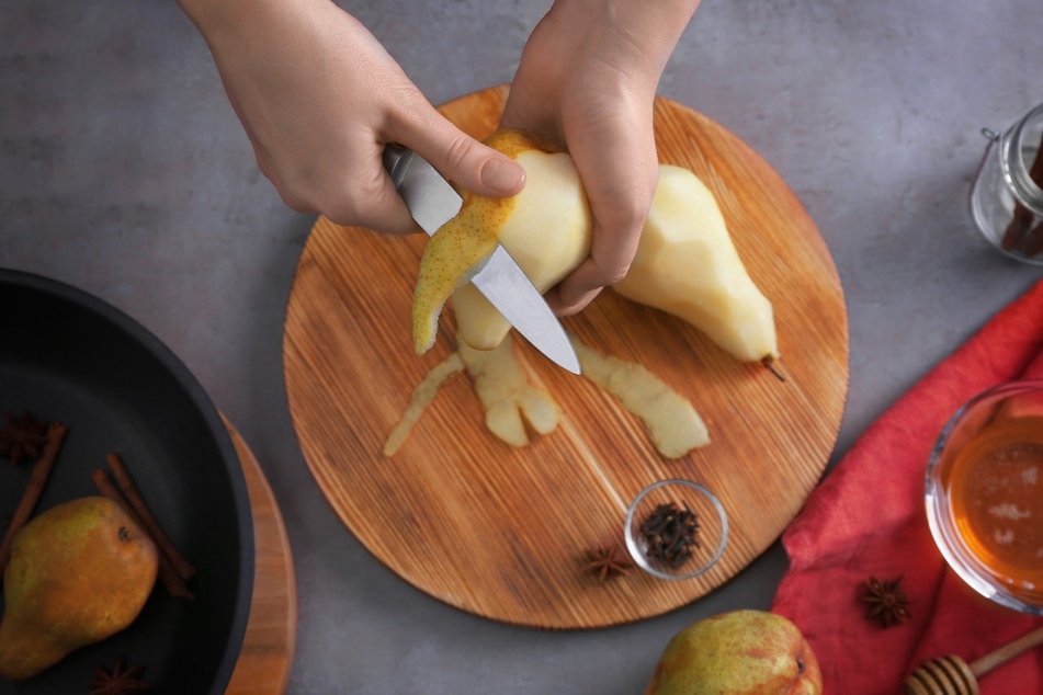 Schäle die Früchte, um einen super saftigen Birnenkuchen zu backen.