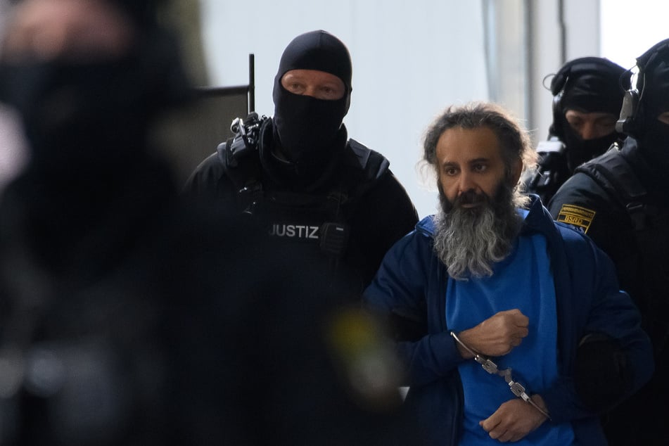 Taleb A. wurde erneut unter hohen Sicherheitsvorkehrungen in den Gerichtssaal gebracht.