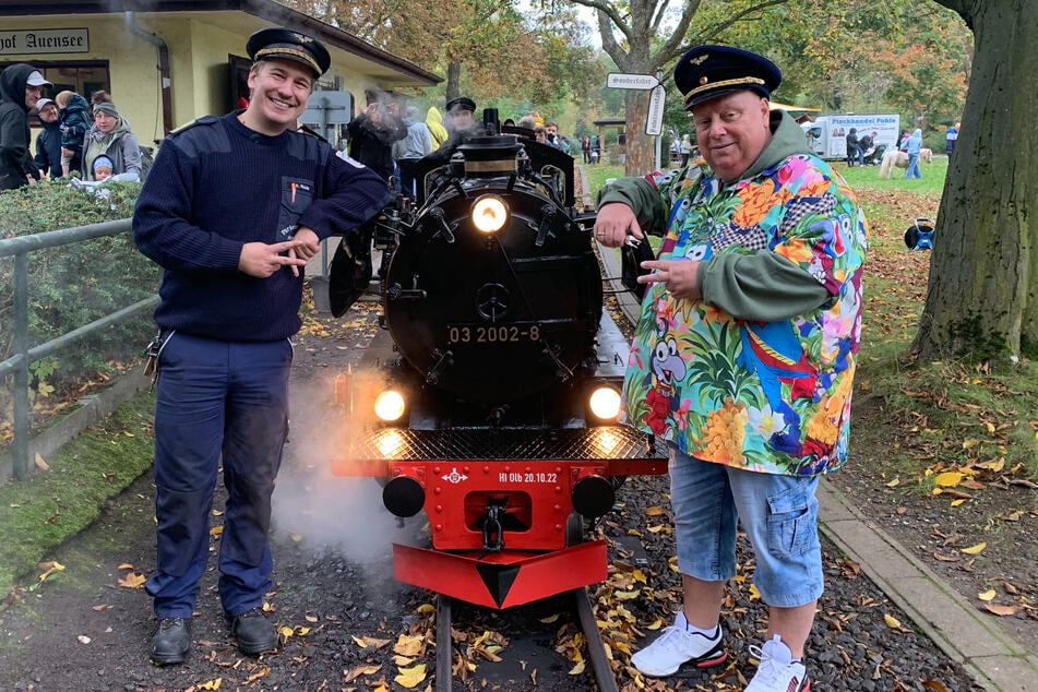 Baumann zusammen mit Armin Mucke, Vereinsvorsitzender der Parkeisenbahn. Schon als Kind sei der Sheriff hin und wieder mit der Bahn gefahren, erinnerte er sich gegenüber TAG24.