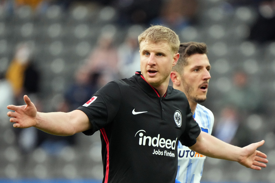 Ein Wechsel zu Hertha BSC um Stevan Jovetic (32, r.)? Kommt für Eintracht Frankfurts Abwehrchef Martin Hinteregger (29) wohl kaum infrage.