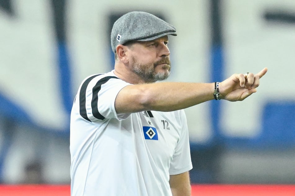 HSV-Coach Steffen Baumgart (52) war nach der letzte Szene des Topspiel gegen Kaiserslautern nicht gut auf den VAR zu sprechen.