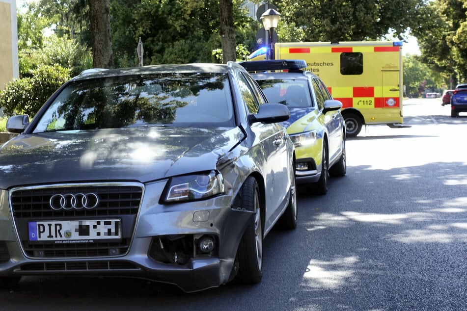 Klar zu erkennen: die verbogene Front des silbernen Unfall-Audis. Der Fahrer (68) fuhr ohne Führerschein und pustete mehr als ein Promille.