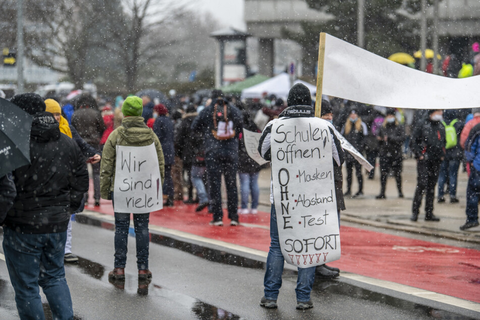 Die Teilnehmer schrieben ihre Forderungen auf Plakate - wie hier die Öffnung von Schulen.