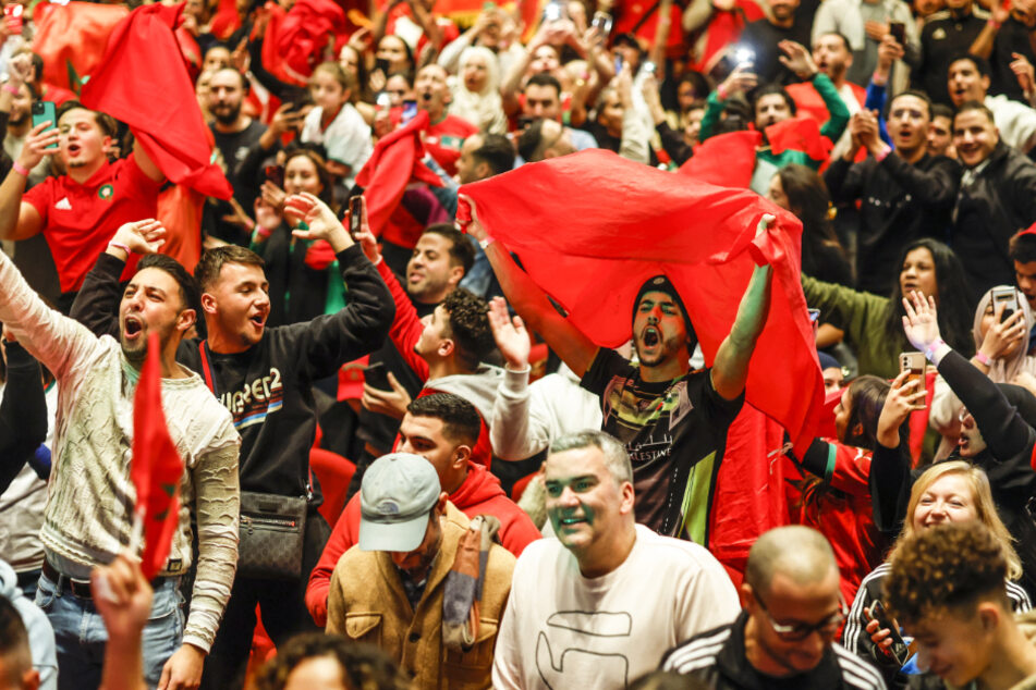 Marokko-Fans in Amsterdam feiern den Halbfinal-Einzug ihrer Mannschaft.