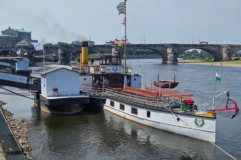Willkommen! Raddampfer "Kaiser Wilhelm" auf Jubiläumsreise in seiner Heimat.