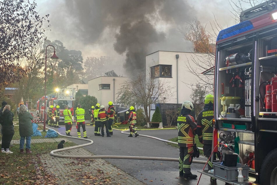 Die Rauchwolke über der Siedlung bei Berlin ist weithin sichtbar gewesen.