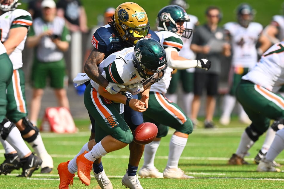 Devonni Reed (h.) beim Quarterback-Sack gegen Kiel.