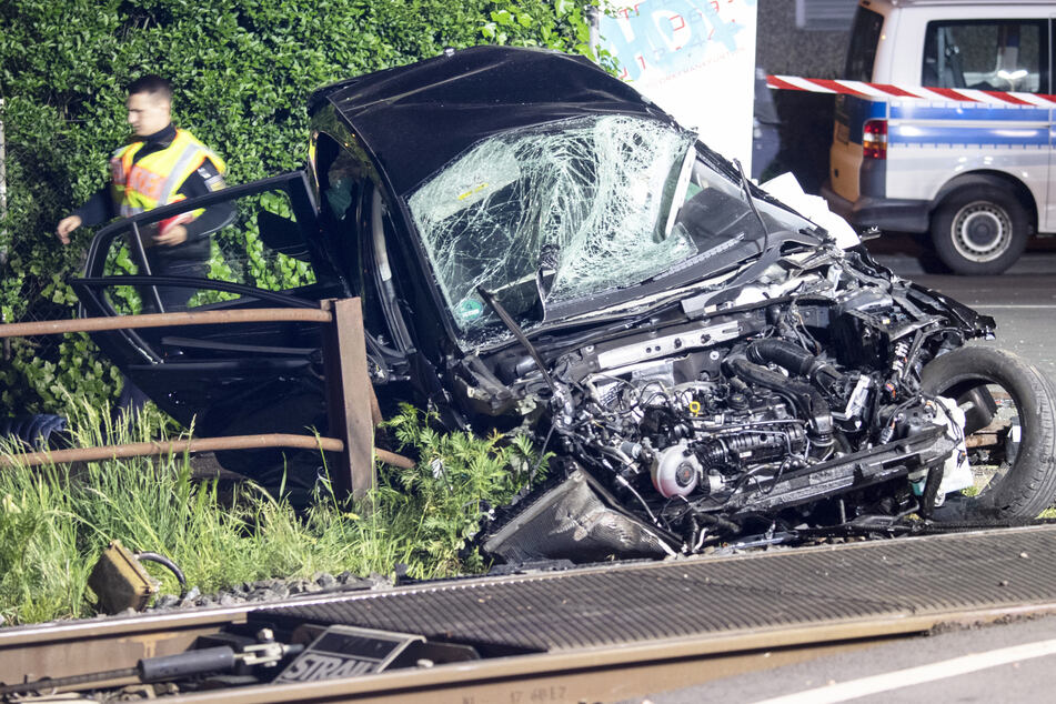 16-Jährige stirbt nach Horror-Crash an Bahnübergang: Trägt Schrankenwärterin Mitschuld?