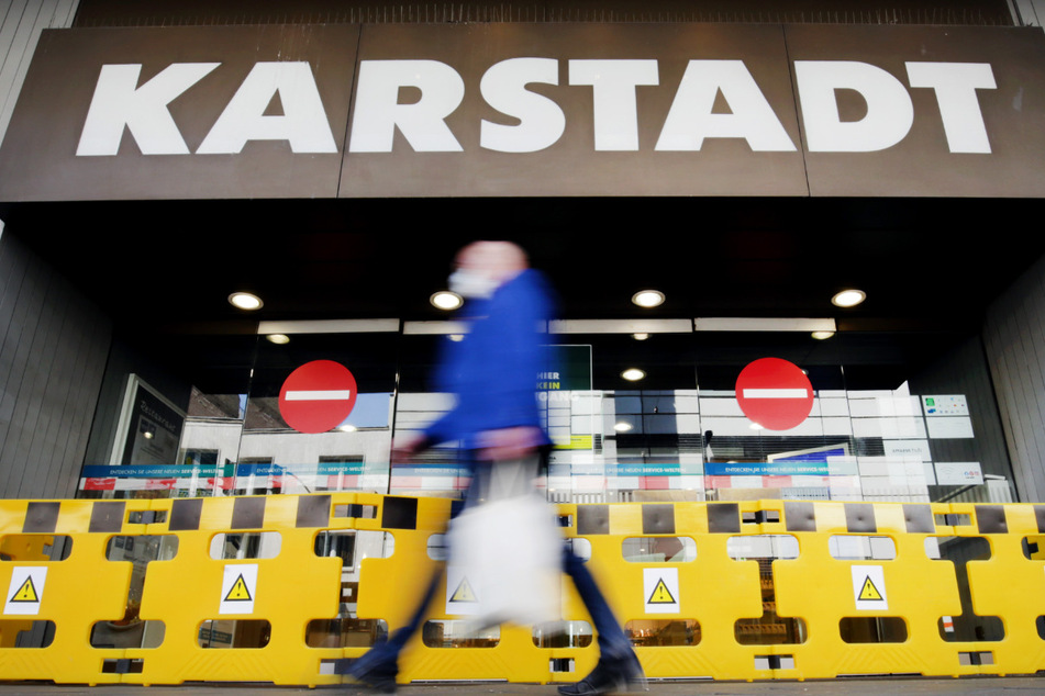 26.05.2020, Nordrhein-Westfalen, Düsseldorf: Ein Mann geht an einem geschlossenen Eingang einer Karstadt-Filiale vorbei. Die Gewerkschaft Verdi informiert am 26.05.2020 über die Beratungen ihrer Bundestarifkommission zur Lage bei Galeria Karstadt Kaufhof. Foto: +++ dpa-Bildfunk +++