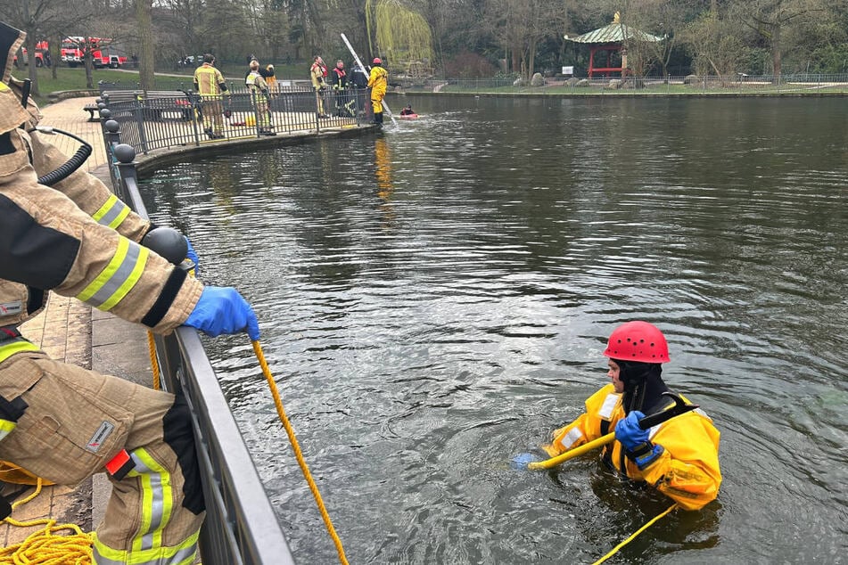 Berlin: Nur Kleidung am Ufer: Berliner Feuerwehr sucht Teich nach vermisster Person ab
