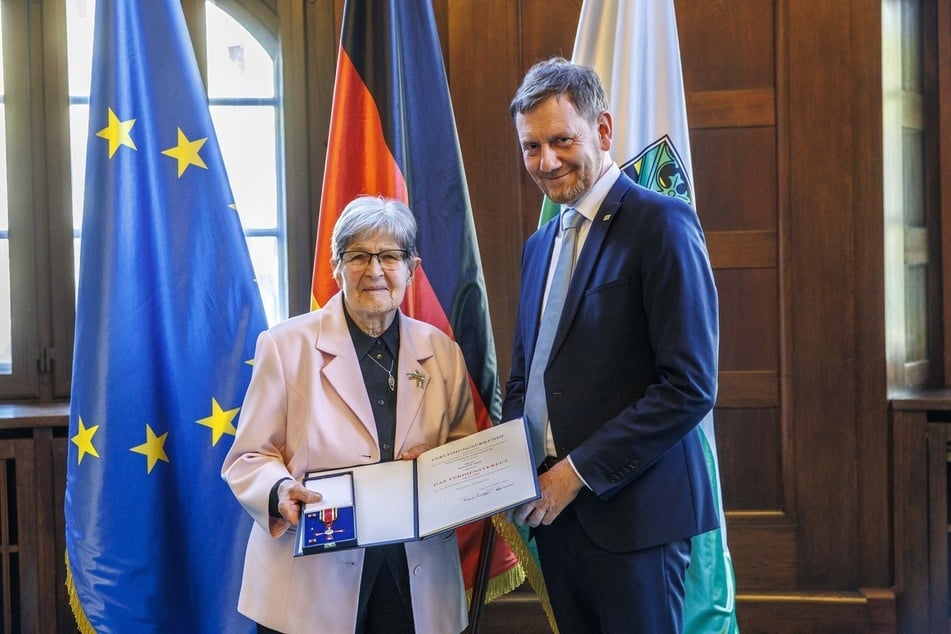 Bundesverdienstorden: Die Seniorin wurde mit acht weiteren Sachsen von Ministerpräsident Michael Kretschmer (50, CDU) geehrt.