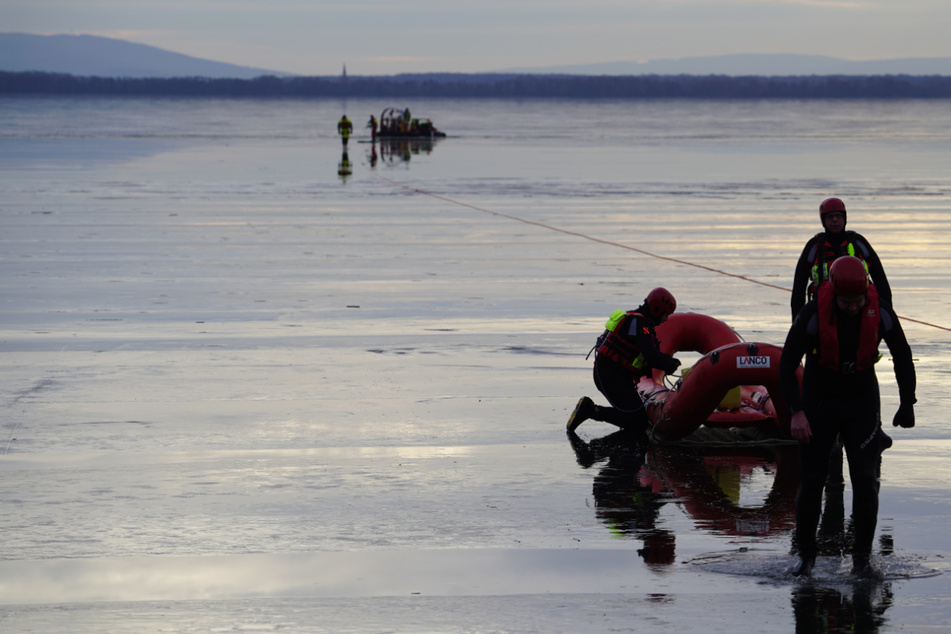 Rettungskräfte und Taucher suchen am Steinhuder Meer nach einem Schlittschuhläufer.