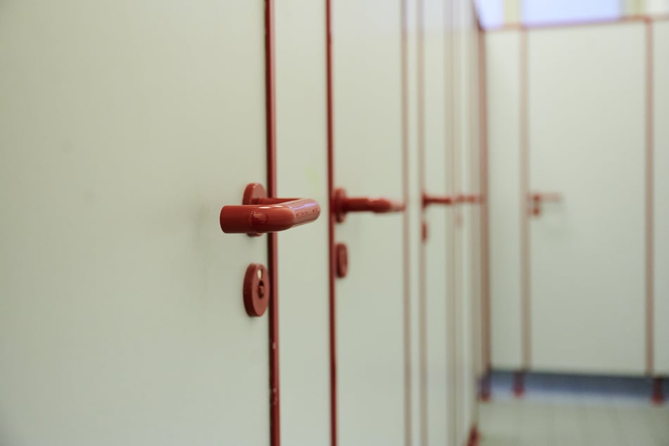 Frau ertappt Spanner: Heimlich auf dem Damenklo gefilmt