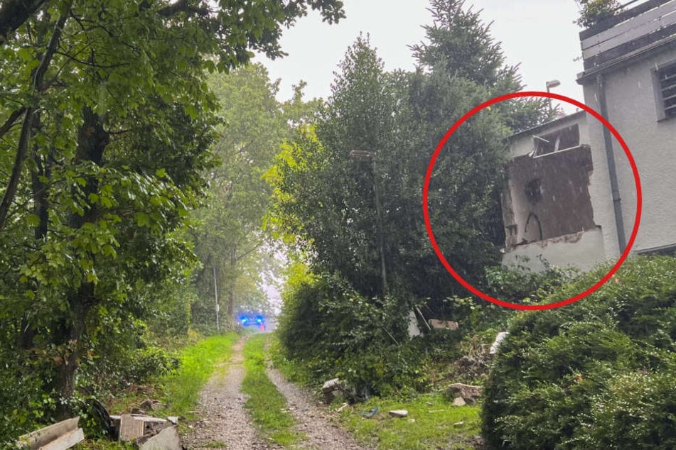 Der Mann hatte mit seinem Wagen die Garagenwand durchbrochen.