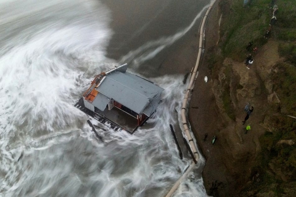 Stormy weather caused a pier in Santa Cruz, California to collapse into the ocean and float away on Monday.