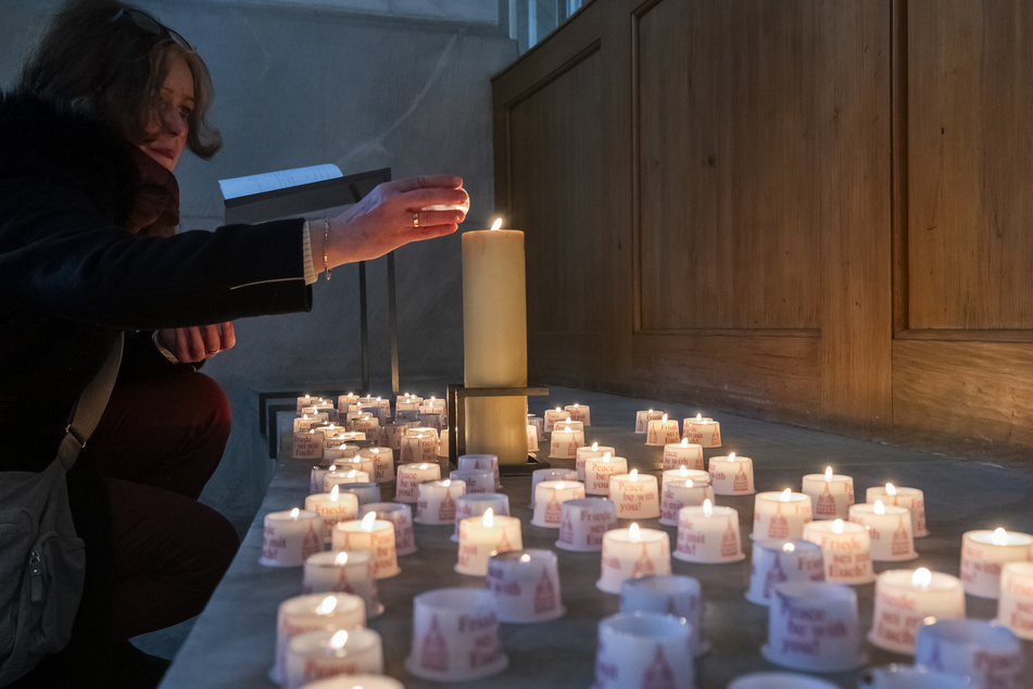 Dresdner zündeten Kerzen an, viele haben eine familiäre Verbindung zu den Ereignissen des 13. Februar 1945.