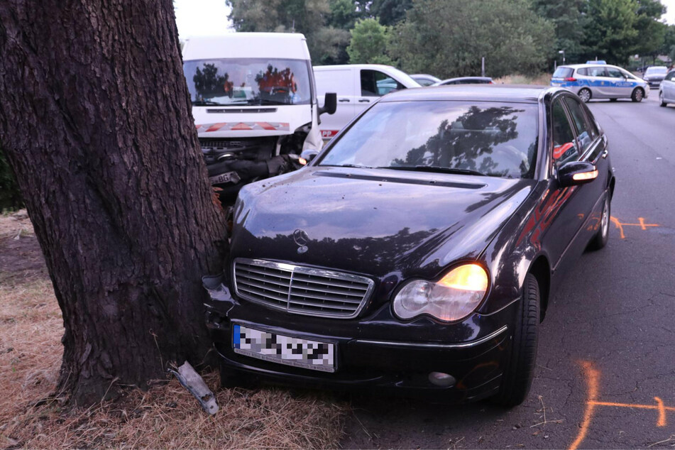 In Berlin-Baumschulenweg fuhr ein Mann mit einem Mercedes gegen einen Baum.