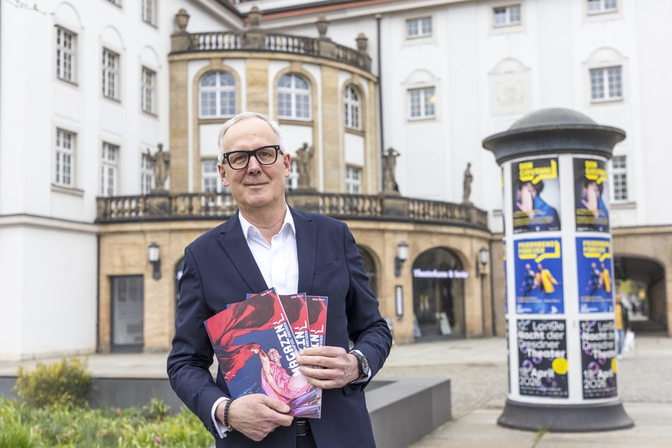 Intendant Joachim Klement (65) am Dienstag vor dem Schauspielhaus mit dem Heft zur nächsten Spielzeit.
