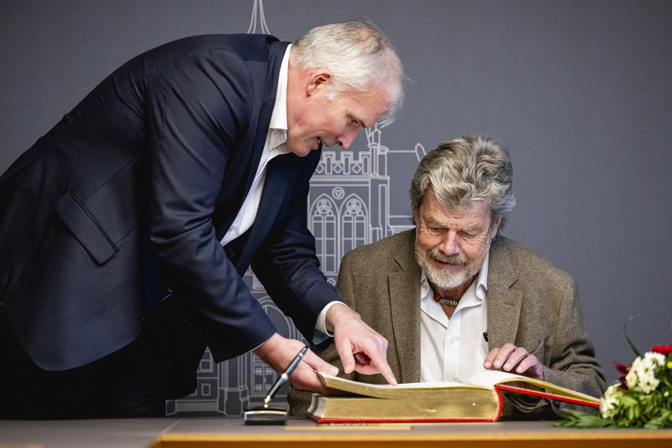 Reinhold Messner (79, r.) - hier neben Erfurts Oberbürgermeister Andreas Bausewein (50, SPD) bestieg bereits als 5-Jähriger in Begleitung seines Vaters den ersten Dreitausender.
