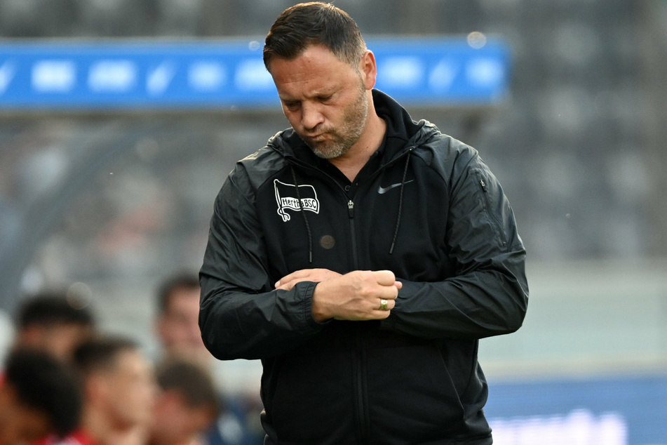 Herthas Cheftrainer Pal Dardai (45) steht kurz vor Abpfiff gegen den SC Freiburg mit gesenktem Kopf an der Seitenauslinie.