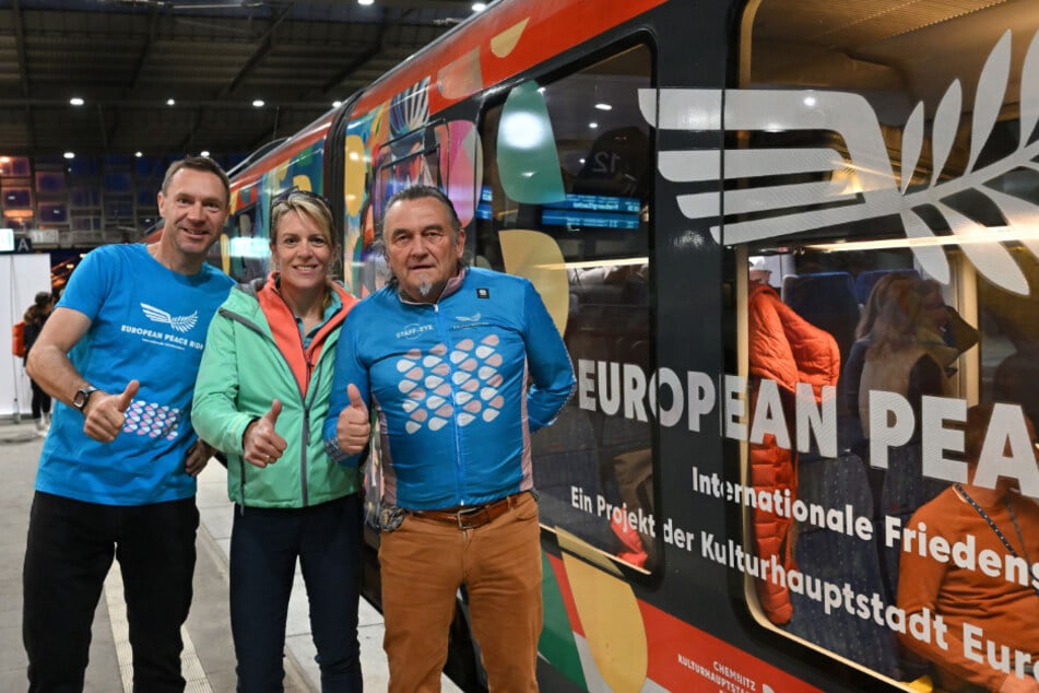 Jens Voigt (52, v.l.), Hanka Kupfernagel (50) und der zehnmalige Friedensfahrt-Teilnehmer Thomas Barth (64) freuen sich auf den Peace Ride.