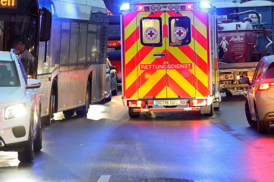 Rettungsgasse als Chance? Frecher Autofahrer hängt sich einfach dran!