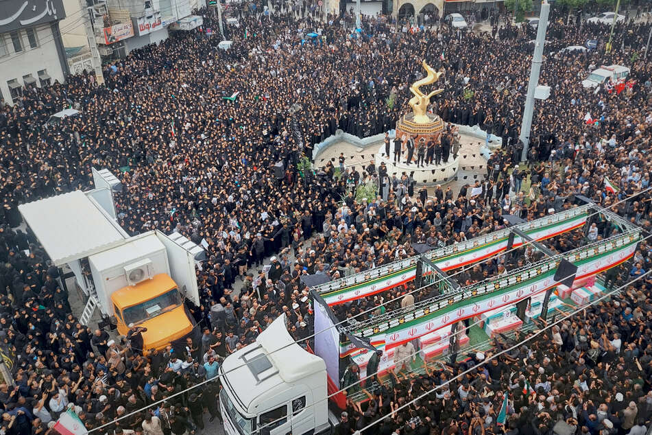 Minab: Anwohner und Beamte nehmen an der Beerdigung von Menschen teil, die bei einem israelisch-amerikanischen Angriff auf eine Mädchengrundschule getötet wurden.
