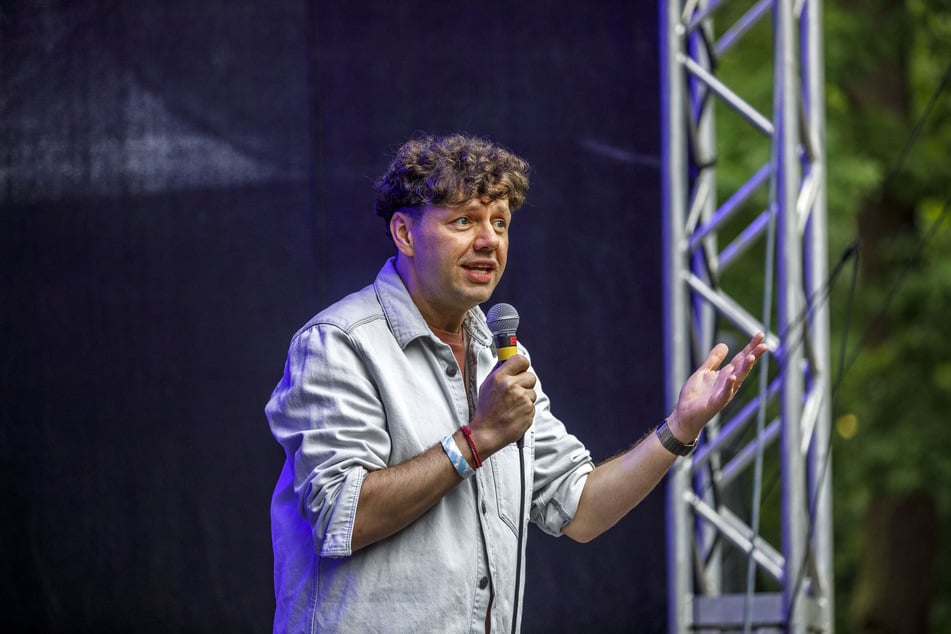 "Woods of Birnam"-Frontmann und Gastgeber Christian Friedel (47) war trotz Schmuddelwetter positiv gestimmt.