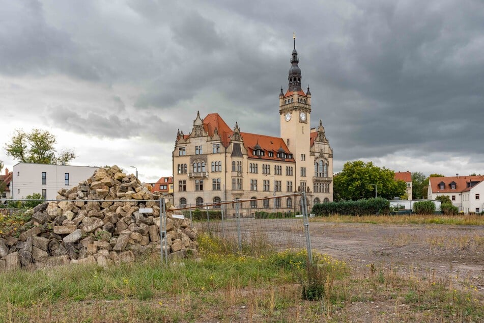 Im Frühling 2024 mussten die Bauarbeiten für ein Jahr gestoppt werden, da das einkalkulierte Budget nicht ausreichte.