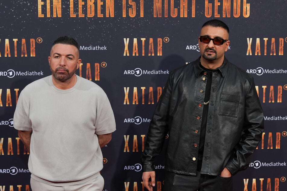 Die Rapper Samy (l.) und SSIO (37, bürgerlich: Ssiawosch Sadat) kommen in der neuen ARD-Doku zu Wort.