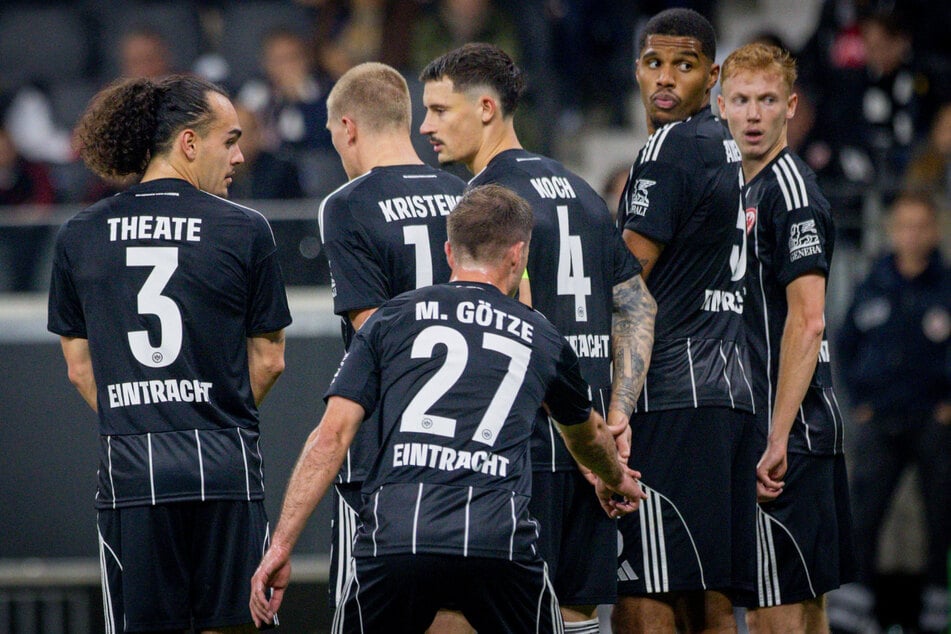 Richtig angekommen ist Aurèle Amenda (2.v.r.) bislang nicht bei Eintracht Frankfurt.