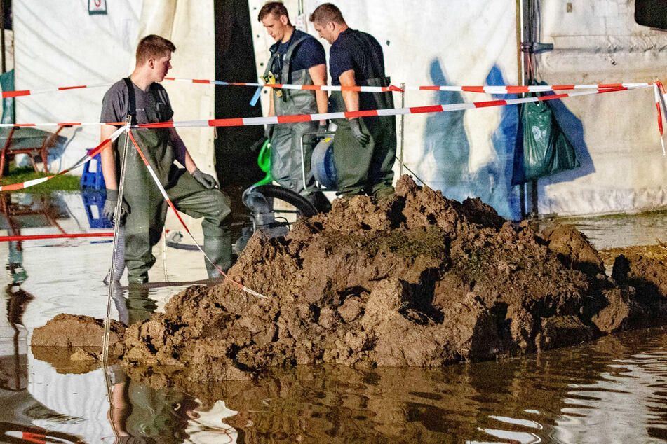 Für mehrere Stunden hatten die Helfer der Feuerwehr auf dem Reitplatz in Alsfeld (Mittelhessen) alle Hände voll zu tun.